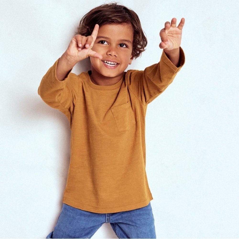 NWT Mini Boden Everyday Long Sleeve T-Shirt
*Toffee Brown Size 8/9Y